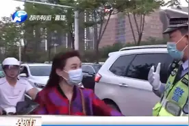 郑州直播交警查处骑电车违章，你还不戴头盔，交警让你长记性！