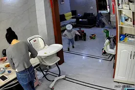 精准绕过障碍物！萌娃玩垃圾桶被套头，一番操作成功找到妈妈求救视频封面