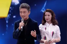 周炜高明婷罕见秀恩爱合集，现场拥抱妻子拍照，甜甜蜜蜜羡煞旁人