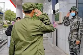 老兵身着军装送孙女到国防科大报到 和哨兵对视敬礼令人泪目视频封面