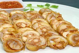 不一样的鸡肉卷 直接把鸡腿肉卷到锡纸里，放锅里煮，非常好吃