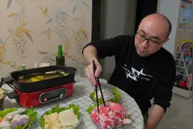 自制清汤火锅底料好吃不上火，配上秘制蘸料小味儿香到无法形容！