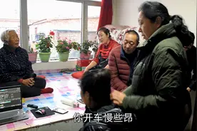 一年没见面，四姐弟又相聚，围着老妈热炕头聊天，有说有笑真热闹