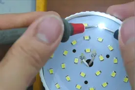 小伙教你修复灯泡的小技巧，可以为你省下不少钱视频封面