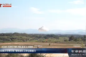 两栖侦察兵伞降训练 锤炼部队立体侦察能力视频封面