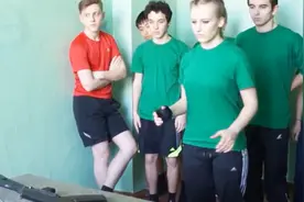 不愧为战斗民族！俄罗斯课堂教学生组装突击步枪AK47