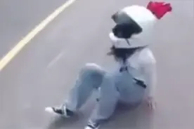 这就尴尬了！男子骑摩托载着女友兜风 耍酷压弯翻车将女友甩出视频封面