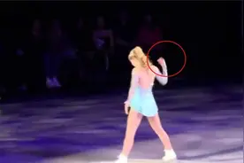 20个让人脸红的尴尬瞬间，学妹开门不小心被崩到胸口，看着都疼视频封面