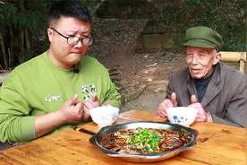 川渝江湖菜“胡辣鲫鱼”教程来了，香辣酥脆，口齿留香，太爽了