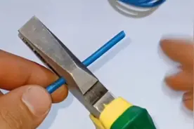 没带剥线钳？老虎钳如何剥线？电工小技巧教你最正确的剥线方法！视频封面