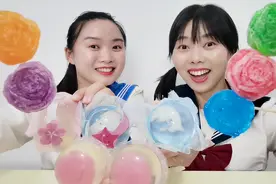 恶作剧：妹子为吃“玫瑰花果冻”逗笑闺蜜，结果换来大冰坨真搞笑