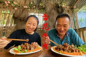 老二不在家，大哥做“雪花牛肉”，配一瓶82年老汽水，吃出西餐感