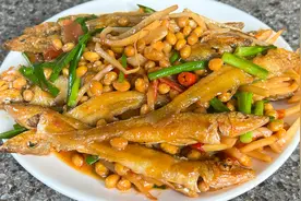 教你酸笋黄豆焖小鱼怎样做才好吃，出锅鲜香入味，看着都解馋视频封面