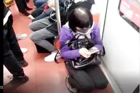 地铁11号线现“雅座”，板凳一族频现，引来他人不满视频封面