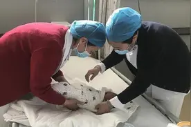 青岛被弃垃圾桶上女婴母亲现身医院 知情人：非网传未婚少女视频封面