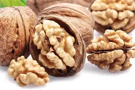 怀孕以后，每天吃几颗核桃合适？医生：吃太多当心引起这些问题视频封面