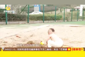 火娃，是你吗？2岁娃大冬天还怕热，一热就爱脱，半裸沙地里玩耍视频封面