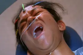 女孩的嘴里竟然拉出了粑粑