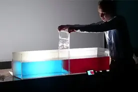 热水和冷水能相融吗？小伙用颜料水测试，神奇的一幕出现了！