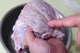 猪肉别直接用清水洗，厨师朋友教我一妙招，血水脏东西自动跑出来