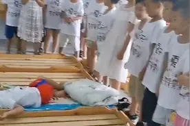 河南一男童毕业离校前瘫床上睡不醒，小朋友围床头站一排大喊起床视频封面