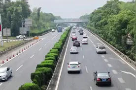 雨天小车停在高速应急车道上 民警走近一看驾驶员竟在做这事视频封面