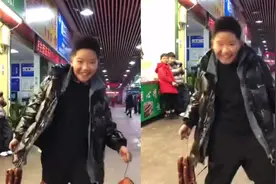 4年级男生得好成绩拎腊肉花式炫耀，“六亲不认”小步伐逗乐网友视频封面