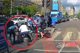 老人过马路摔倒求助路人无果，下一秒两名好心司机挺身而出视频封面