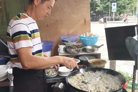 食在潮汕15：普宁流沙最正宗的蚝烙，一天卖几百份，老板是帅大叔视频封面