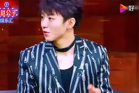 王俊凯给粉丝送礼物真是友爱 但小凯在节目上还是挺能抓人恶搞的视频封面