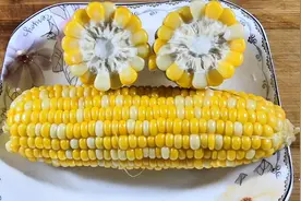 煮玉米很多人第一步就错了，加入这两样东西，口感细嫩，味道更甜