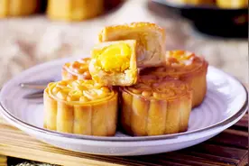 教你做蛋黄莲蓉月饼，配料到制作方法讲解详细，零失败的做法