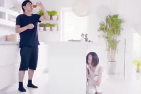 奇幻片：女孩无家可归，偷偷住别人家衣柜里，住了一年从未被发现视频封面