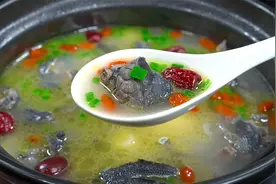 炖乌鸡汤，牢记3放4不放技巧，汤鲜味美不油腻，大人小孩都爱喝视频封面