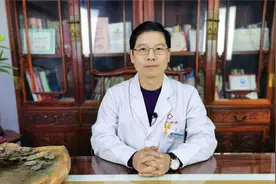 脸上反复长痘，老是冒白尖，怎么解决？