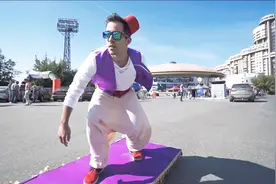 阿拉丁踩着他的飞毯，拿着神灯，穿梭大街小巷视频封面