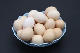 买鸡蛋时，牢记这4字口诀，鸡蛋新不新鲜一看就知道，方法太棒了视频封面