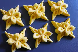 花样面点全新做法，立体的花瓣造型新颖别致，做法简单快捷