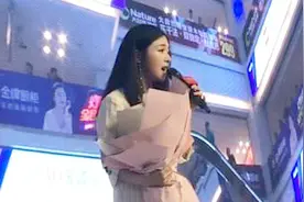 张含韵路边商演，未修图暴露真实腿型，网友：这才是正常人的腿视频封面