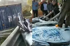 广东一大货车失控侧翻压扁小车，网传小轿车车主是镇长，警方辟谣视频封面