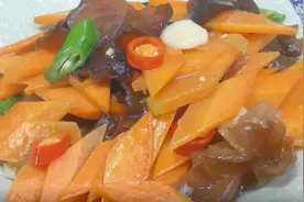 一道不错的家常菜，胡萝卜炒木耳，清香爽口，简单实惠要好吃视频封面