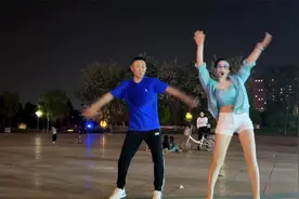 公园一大叔跟小妹PK跳舞，大叔不甘认输的表情好幽默视频封面