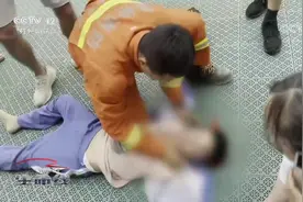 男孩头卡玻璃门 身体悬空失去意识 消防员艰难施救视频封面