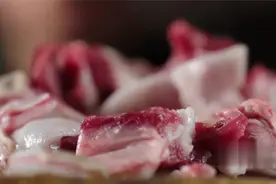 两广特有羊肉做法，拿甘蔗来炖羊肉，外地人表示吃起来感觉很怪