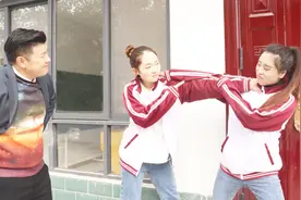 老师让学生黑板上做题，没想女同学竟套路睡着的同桌，结局笑翻了视频封面