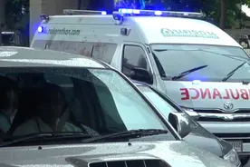 泰国街头救护车普遍采用丰田大海狮 安装高亮度警灯十分帅气