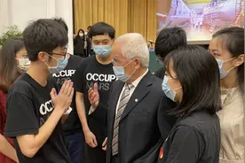 中国航天宇宙级天团亮相香港大学，学生现场追星，争相合影要签名视频封面