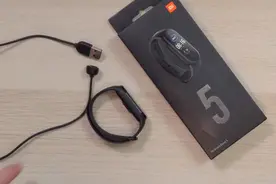 小米手环 5开箱评测，这次还值得出手吗视频封面
