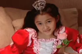 每个女孩都有公主梦，关晓彤也不例外，童年的公主造型太可爱了视频封面