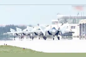 帅！起飞前的歼-20霸气“亮翅” 满满的“科幻范”